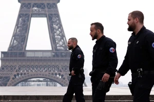 Cảnh sát Pháp tuần tra tại quảng trường Tocadero gần tháp Eiffel trong thời gian nước này phong toả (Ảnh chụp ngày 17-3). Ảnh: REUTERS