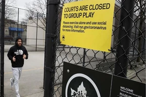 Một khu vực công cộng ở New York treo bảng cảnh báo không tụ tập đông người và thưc hiện hạn chế tiếp xúc (social distancing). Ảnh: AP