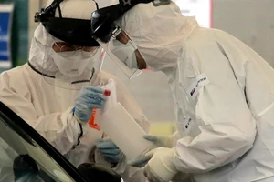 Nhân viên y tế trong một trạm xét nghiệm COVID-19 ở thủ đô Seoul, Hàn Quốc (Ảnh chụp ngày 12-3). Ảnh: AFP