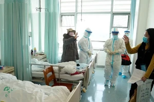 Tỉ lệ bệnh nhân "dương tính" với virus SARS-CoV-2 sau khi xuất viện là 3%-10%. Ảnh: TÂN HOA XÃ