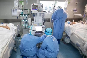 Thiếu nguồn cung các trang thiết bị y tế là một vấn đề lớn đối với cuộc chiến chống dịch COVID-19 của Anh. Ảnh: AFP