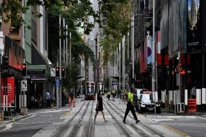 Đường phố tại TP Sydney, Úc những ngày này có vẻ vắng hơn do các lệnh hạn chế ra ngoài. Ảnh: AFP