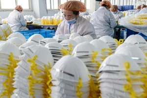 Sản xuất khẩu trang và các ngành liên quan "hái ra tiền" vì nhu cầu tăng cao trong mùa dịch COVID-19. Ảnh: BANGKOK POST