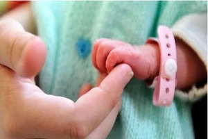 Một trẻ sơ sinh dưới 1 tuổi vừa qua đời vì COVID-19 tại bang Illinois (Mỹ) hôm 28-3. Ảnh minh hoa