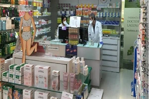 Nhà thuốc của anh Ruiz Lopez ở thủ đô Madrid nói rằng giá cả các mặt hàng như khẩu trang, găng tay... tăng chóng mặt. Ảnh: CNN