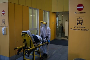 Nhân viên cấp cứu vận chuyển một bệnh nhân COVID-19 cao tuổi đến xe cứu thương ở TP Sabadell (Tây Ban Nha). Ảnh: AP