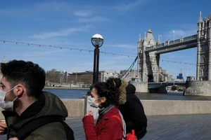 Người dân đi lại gần cầu London, Anh ngày 25-3. Ảnh: BBC