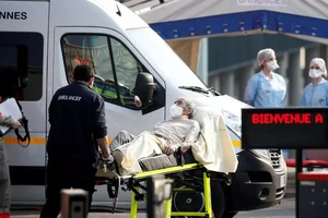 Pháp phải đưa một số bệnh nhân nặng ở miền đông sang nhờ Đức hỗ trợ điều trị. Ảnh: REUTERS