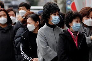 Người dân Hàn Quốc xếp hàng mua khẩu trang ở TP Daegu (Hàn Quốc) ngày 3-3. Ảnh: REUTERS