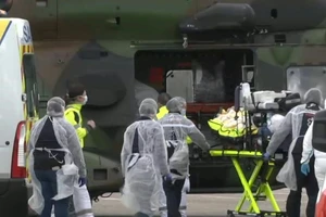 Nhân viên y tế di chuyển một bệnh nhân nhiễm COVID-19 ở thủ đô Berlin, Đức ngày 12-3. Ảnh: DW