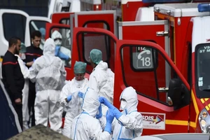 Các nhân viên y tế Pháp làm việc không ngừng nghỉ để điều trị cho các bệnh nhân COVID-19. Ảnh: AFP