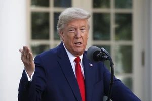 Tổng thống Mỹ Donald Trump ủng hộ quyết định kéo dài thời gian cách ly xã hội thêm 1 tháng nữa. Ảnh: AP