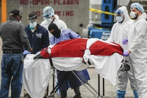 Một nạn nhân Mỹ tử vong vì COVID-19 được nhân viên y tế đưa đi ở quận Brooklyn, TP New York ngày 31-3. Ảnh: CNBC