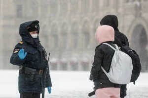 Cảnh sát Nga hướng dẫn khách du lịch ở thủ đô Moscow trong bối cảnh thành phố này đang bị phong toả (Ảnh chụp ngày 31-3). Ảnh: REUTERS