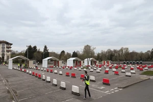 Một điểm xét nghiệm COVID-19 trong một bãi đậu xe tại Chessington World of Adventures ở hạt Greater London, Anh. Ảnh: REUTERS