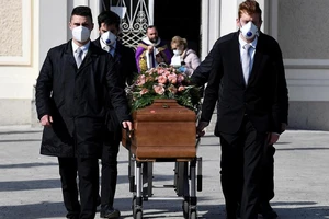 Quan tài một nữ bệnh nhân COVID-19 ở TP Bergamo, vùng Lombardy (Ý) ngày 28-3. Ảnh: YAHOO