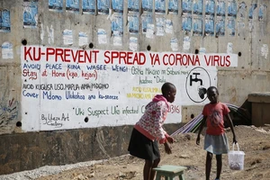 Một bức tranh tường thông tin về các biện pháp phòng ngừa COVID-19 trong khu ổ chuột Kibera, thủ đô Nairobi (Kenya) hôm 2-4. Ảnh: AP