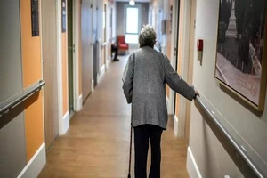 Bệnh nhân từ các viện dưỡng lão chiếm một phần không nhỏ trong tổng số người nhiễm và tử vong vì COVID-19 ở Pháp. Ảnh: AFP