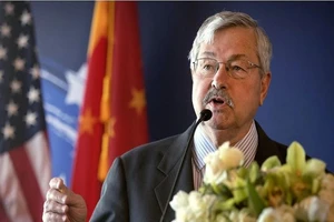 Đại sứ Mỹ tại Trung Quốc Terry Branstad gọi COVID-19 là "kẻ thù chung" đe dọa mạng sống của mọi người. Ảnh: AP