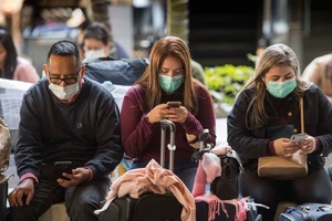Hành khách tại sân bay quốc tế Los Angeles thuộc bang California, Mỹ ngày 2-4. Ảnh: CNBC