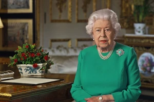 Nữ hoàng Anh Elizabeth II trong lần hiếm hoi phát biểu trước toàn dân trên truyền hình hôm 5-4. Ảnh: AFP