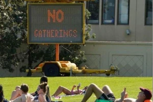 Ngày 5-4, người dân London vẫn ra các công viên tắm nắng bất chấp lệnh cấm tụ tập. Ảnh: PA