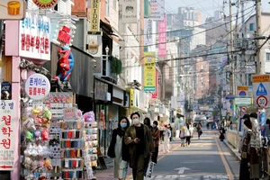 Người dân thủ đô Seoul đeo khẩu trang khi ra đường hôm 3-4. Ảnh: REUTERS