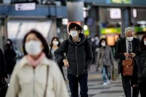 Người dân Nhật đeo khẩu trang đi bộ trên đường phố Tokyo ngày 2-4. Ảnh: SKY NEWS