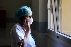 WHO cảnh báo thế giới đang thiếu gần 6 triệu y tá trong cuộc chiến chống COVID-19. Ảnh: AFP