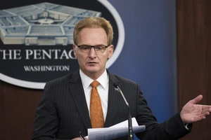 Bộ trưởng Hải quân Mỹ Thomas Modly vừa từ chức liên quan xử lý dịch COVID-19. Ảnh: REUTERS