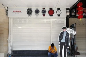 Các cửa hàng ở thủ đô Bangkok (Thái Lan) đều phải đóng cửa để ngăn chặn sự lây lan COVID-19. Ảnh: EPA