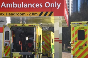 Xe cứu thương ở một bệnh viện thuộc thủ đô London, Anh ngày 2-4. Ảnh: BBC