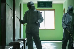 Nhân viên y tế khử trùng bệnh viện Nhân dân Bình Nhưỡng ở thủ đô Bình Nhưỡng (Triều Tiên) ngày 2-3. Ảnh: AFP