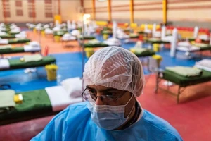 Nhân viên y tế Iran tại một khu cách ly tập trung ở thủ đô Tehran ngày 2-4. Ảnh: AFP