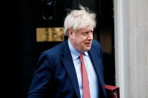 Thủ tướng Anh Boris Johnson tại Văn phòng Thủ tướng hồi giữa tháng 3 trước khi ông bị nhiễm COVID-19. Ảnh: THE NEW YORK TIMES