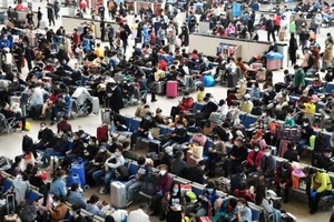 Người dân Vũ Hán chờ rời khỏi thành phố hôm 8-4. Ảnh: REUTERS