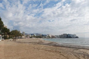 Quang cảnh bãi biển vắng ở đảo Marllorca, Tây Ban Nha hôm 8-4. Ảnh: REUTERS