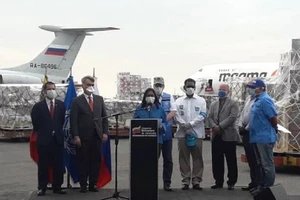 Phó Tổng thống Venezuela, bà Delcy Rodriguez đang phát biểu cảm ơn lô hàng viện trợ của LHQ, WHO, PAHO và Nga. Ảnh: TELESUR