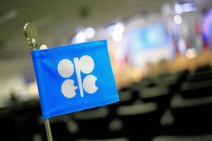 OPEC và Nga đồng ý cắt giảm sản lượng dầu thô khai thác hằng ngày để nâng giá dầu thế giới lên. Ảnh: GETTY IMAGES