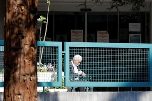 Một cụ ông ngồi trên băng ghế trong viện dưỡng lão Jardins des Plantes (Paris), nơi đã có bệnh nhân tử vong vì COVID-19. Ảnh: REUTERS