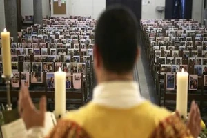 Các nhà thờ tổ chức Lễ Phục Sinh vắng người tham dự hay qua hình thức trực tuyến. Ảnh: AFP