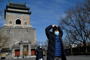 Người dân Trung Quốc đeo khẩu trang khi ra ngoài đường khi lệnh phong tỏa đươc dỡ bỏ. Ảnh: SOUTH CHINA MORNING POST