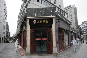 Các nhân viên y tế vẫn tiếp tục tiến hành khử trùng tại một khu phố ở TP Vũ Hán, tỉnh Hồ Bắc (Trung Quốc) hôm 11-4. Ảnh: TÂN HOA XÃ