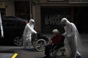 Nhân viên y tế di chuyển một bệnh nhân COVID-19 cao tuổi vào bệnh viện ở bang California, Mỹ ngày 10-4. Ảnh: AFP