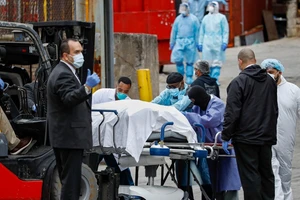 Một bệnh nhân tử vong vì COVID-19 ở bệnh viện Brooklyn thuộc bang New York, Mỹ ngày 12-4. Ảnh: AFP