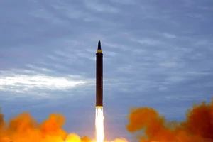 Quân đội Hàn Quốc cho biết Triều Tiên đã phóng nhiều vật thể bay nghi là tên lửa hành trình chống hạm tầm ngắn trong sáng 14-4. Ảnh: KNCA/AP