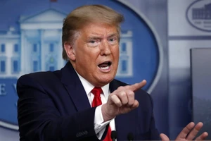 Tổng thống Mỹ Donald Trump tuyên bố cắt tài trợ cho WHO trong cuộc họp báo ngày 14-4. Ảnh: AFP