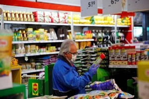 Một người đàn ông đeo khẩu trong một cửa hàng tại TP Eisenstadt hôm 14-4 sau khi chính phủ Áo nới lỏng các biện pháp phong tỏa. Ảnh: REUTERS