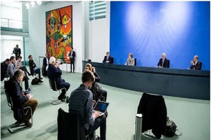 Cuộc họp báo thông báo về kế hoạch dỡ bỏ phong tỏa tại thủ đô Berlin, Đức hôm 15-4. Ảnh: REUTERS