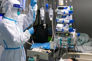 Bệnh nhân COVID-19 điều trị tại bệnh viện số 1 Vũ hán hồi tháng 2-2020. Ảnh: TÂN HOA XÃ